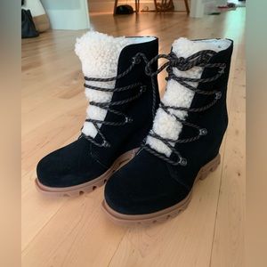 NWOT Sorel, Joan of Arctic Wedge III Lace Cozy Bootie